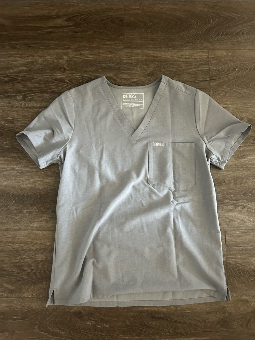 Figs Women’s V-Neck Pocket Tee in Light Gray